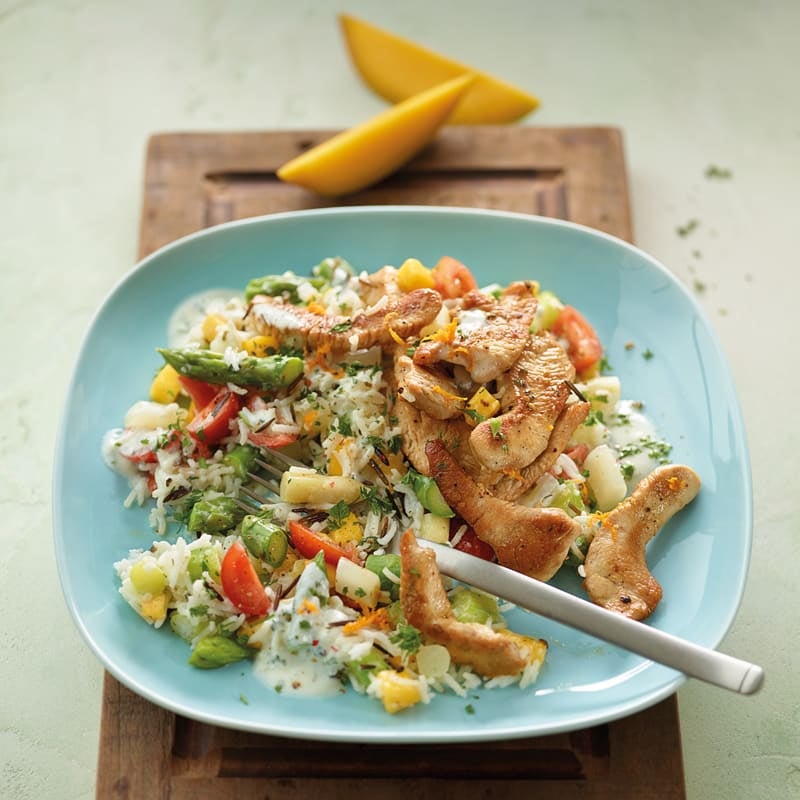 Spargel-Reis-Salat mit Putenbrust und Mango