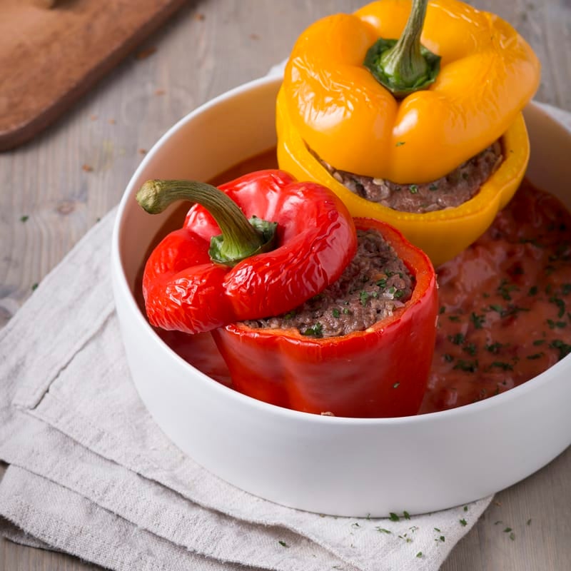 Mit Hack gefüllte Paprika auf Tomatensauce Rezept | WW Deutschland