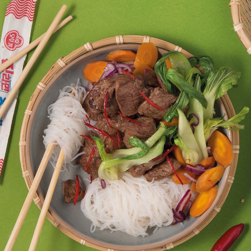 Asiatisches Rindfleisch mit Glasnudeln und Gemüse