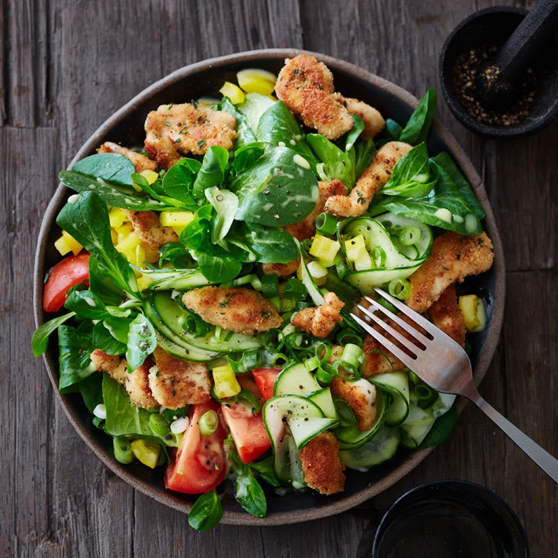 Salat mit Schnitzelstreifen