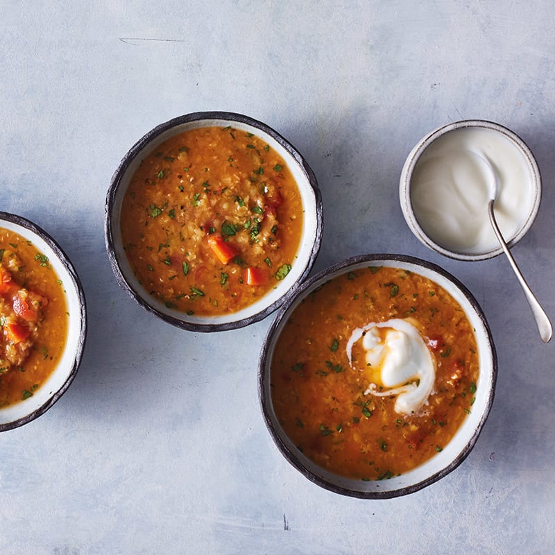 Tomaten-Linsen-Suppe mit Joghurt