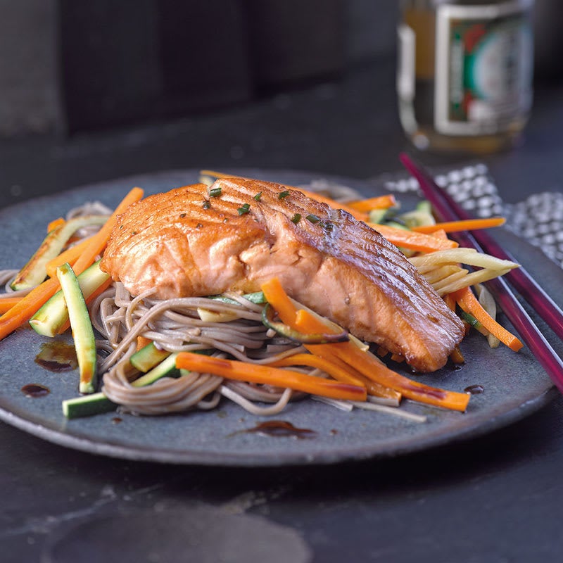 Soba-Nudeln mit Lachs