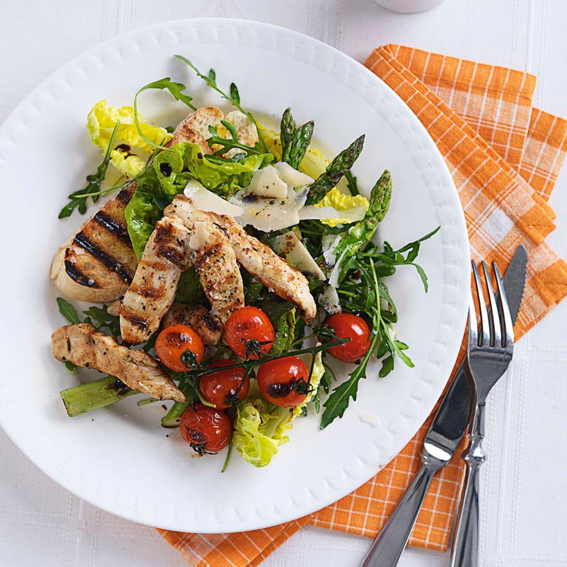 Salat mit Hähnchenstreifen, Spargel und Parmesan