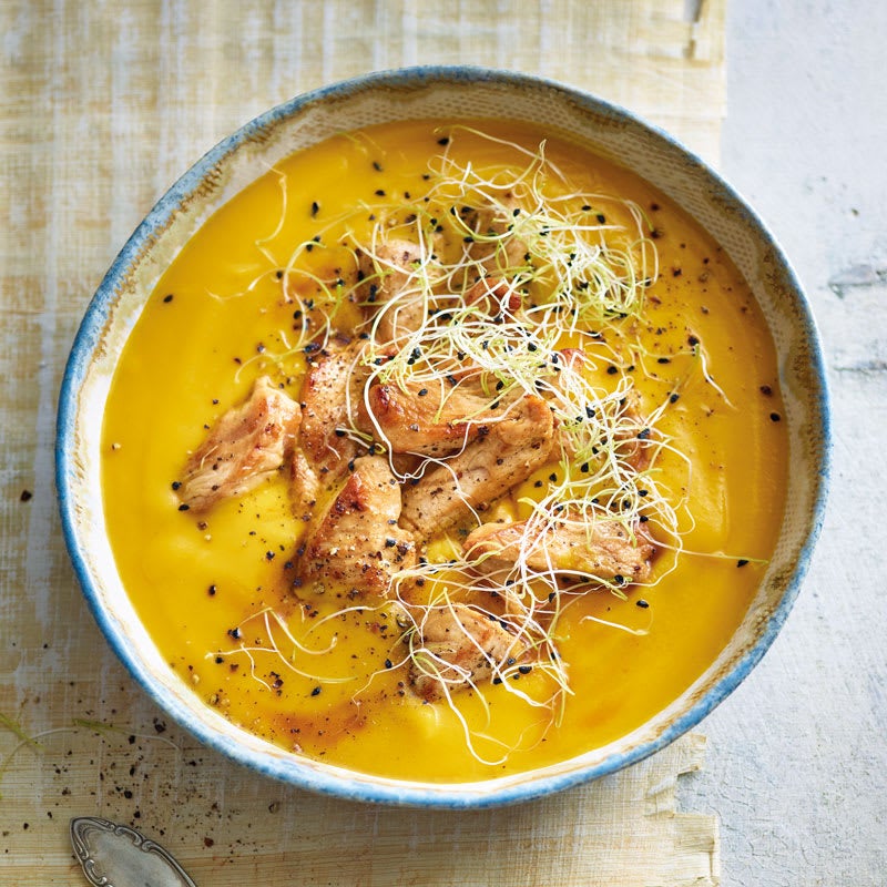 Pastinaken-Karotten-Suppe mit marinierter Putenbrust