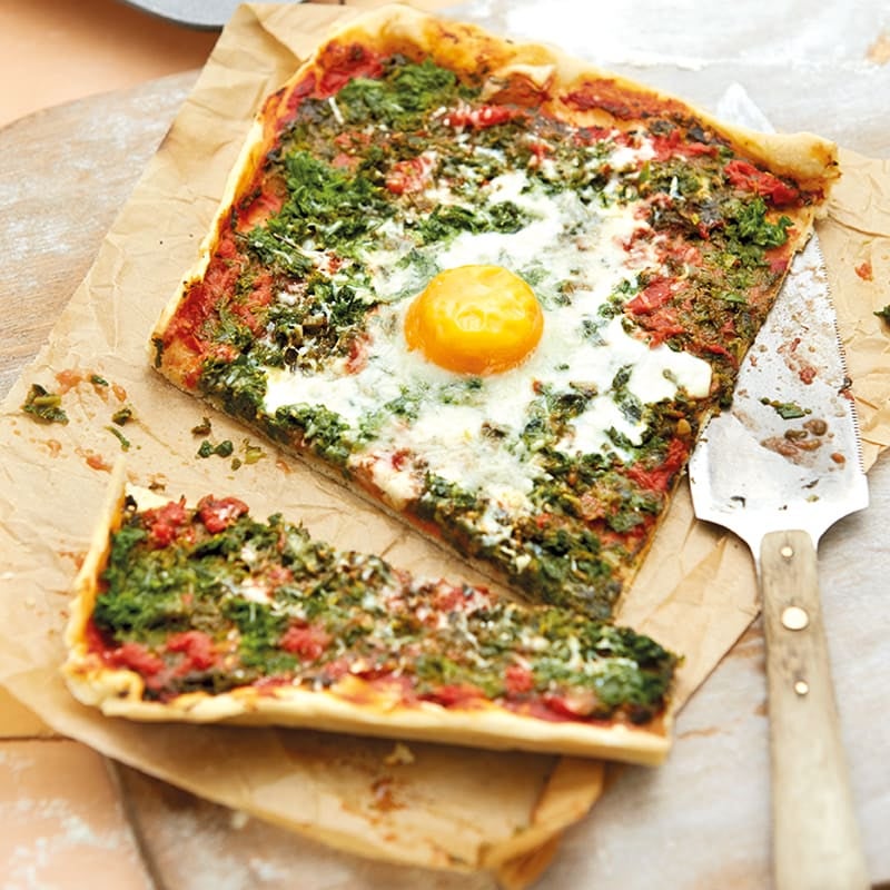 Pizza mit Spinat und Ei