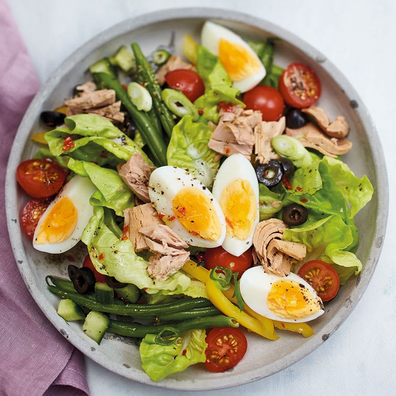 Nizza-Salat mit Ei und Chili-Limetten-Dressing