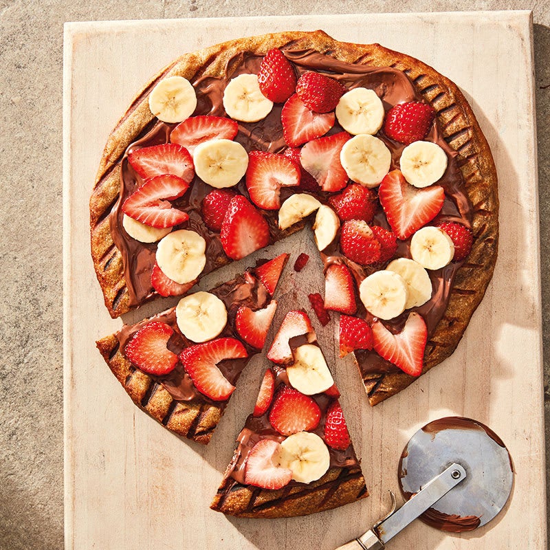 Foto Haselnuss-Schoko-Pizza mit Banane und Erdbeeren von WW