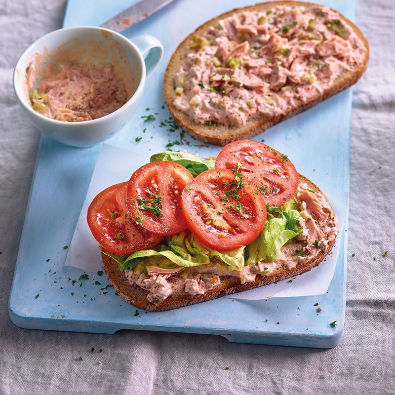 Sandwich mit Thunfischcreme und Tomaten