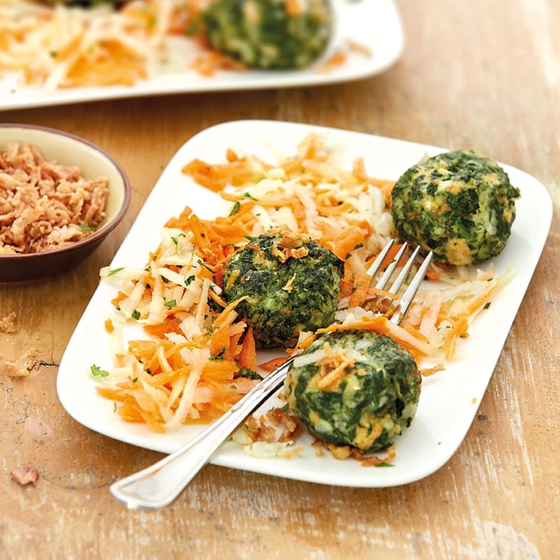 Spinat-Käse-Knödel mit Karotten-Kohlrabi-Salat