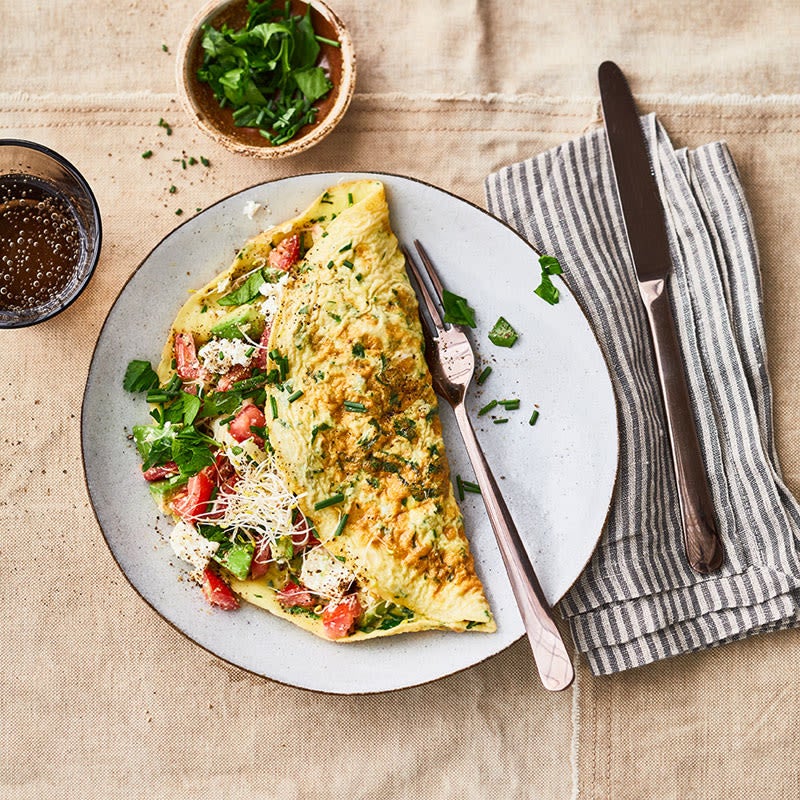 Gefülltes Kräuter-Omelette mit Avocado, Tomaten und Sprossen Rezept ...