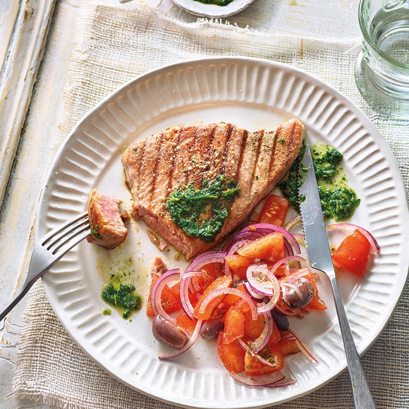 Gegrillter Thunfisch mit Salsa verde und Tomatensalat Rezept | WW ...